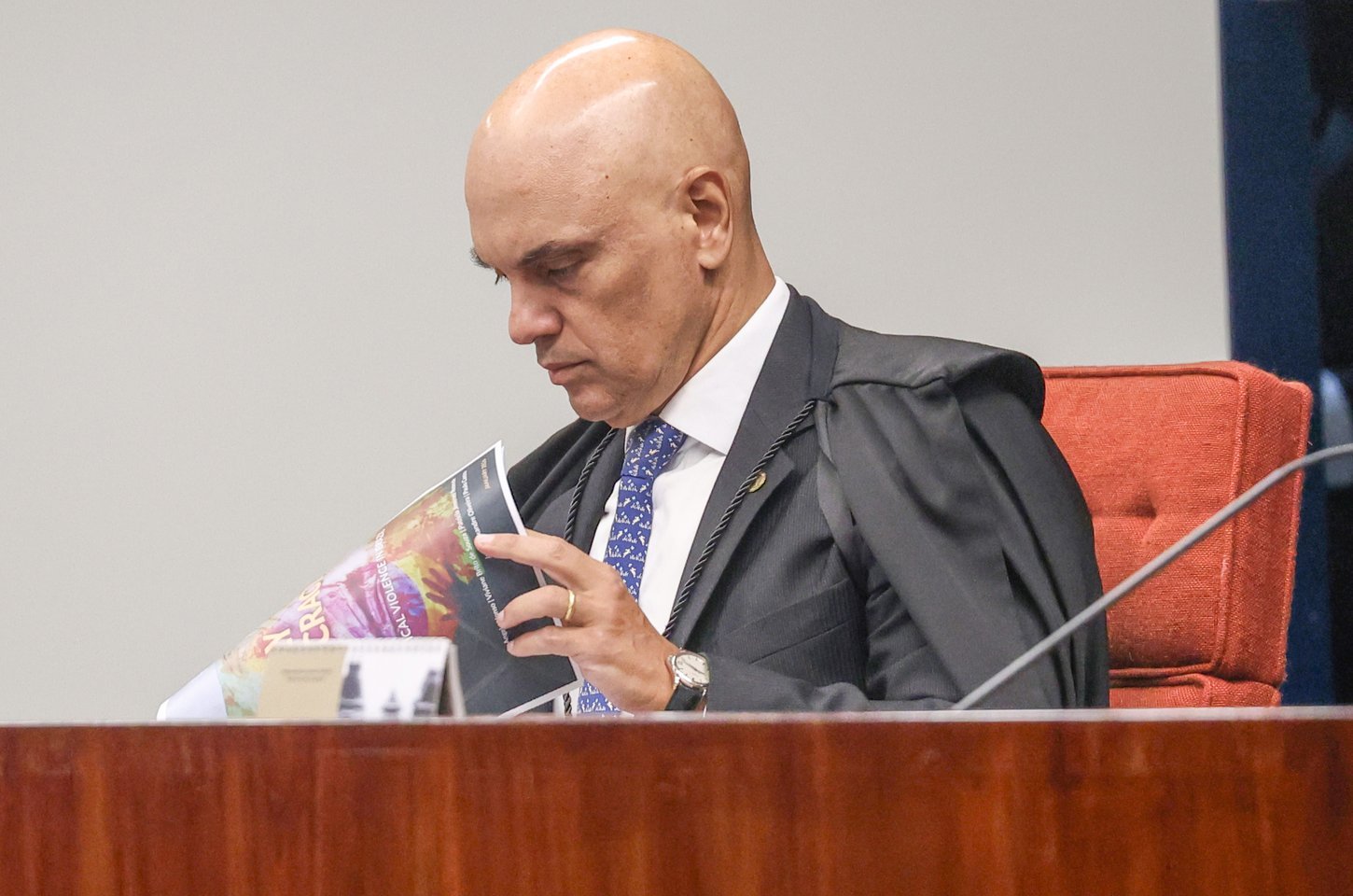 Moraes abre inquérito contra Flávio Bolsonaro por calúnia contra Lula