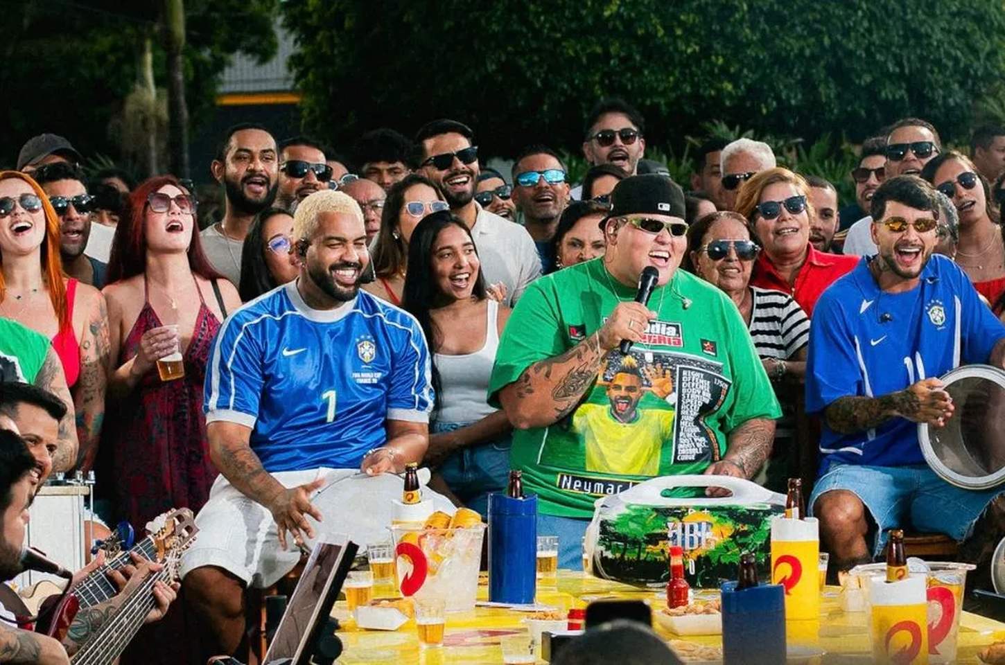 Menos é Mais grava clipe em rua natal com clima de Copa e celebração