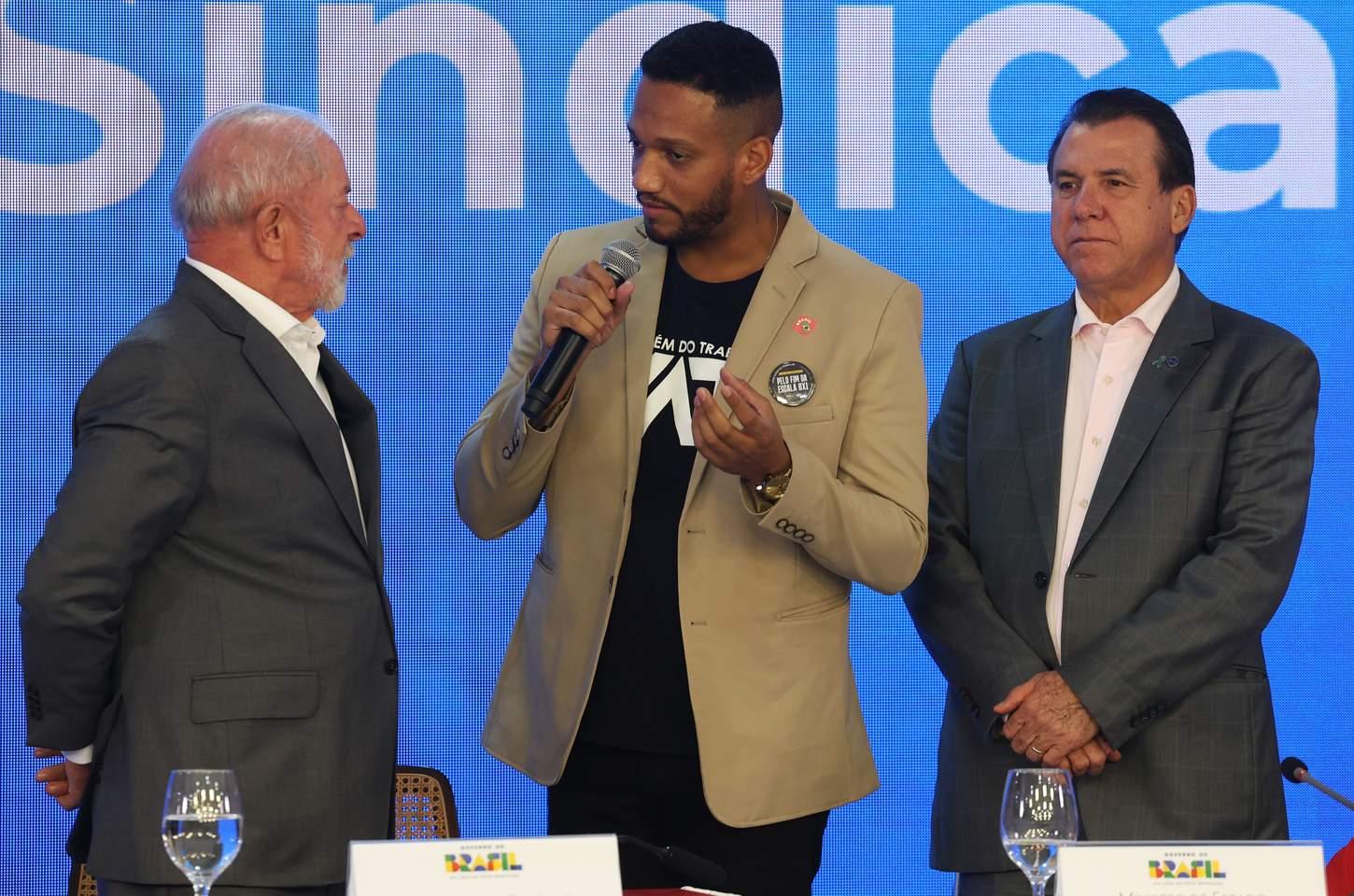 Lula recebe centrais sindicais após envio de projeto de redução de jornada